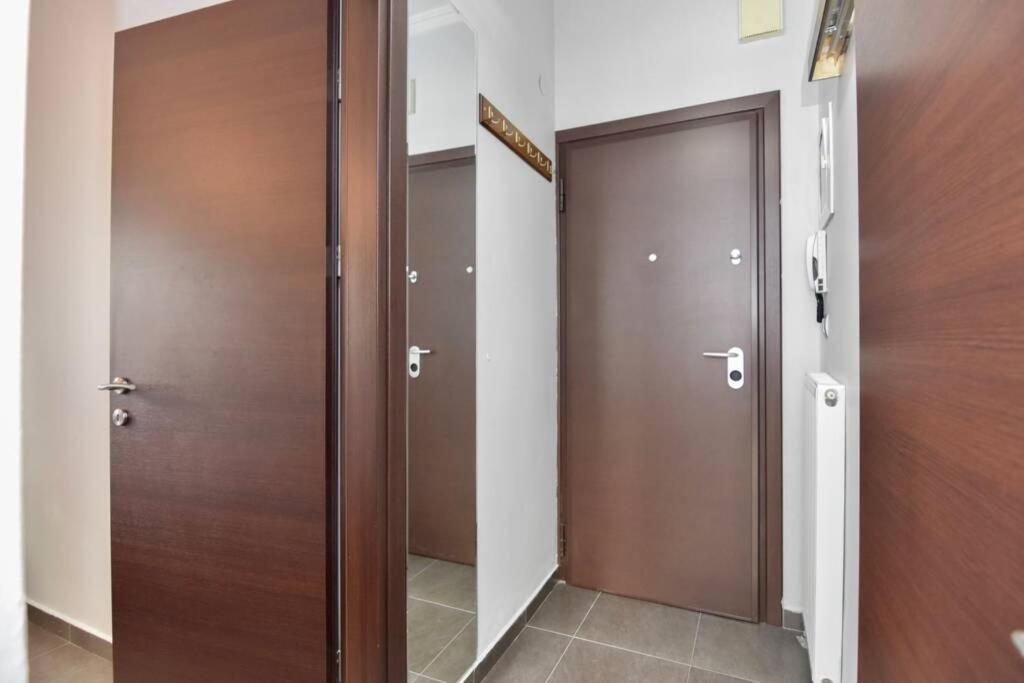 Modern Apartment In The Heart Of The City ラリサ エクステリア 写真