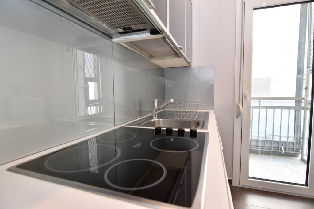 Modern Apartment In The Heart Of The City ラリサ エクステリア 写真